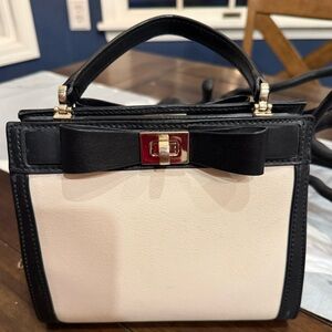 Kate spade Mayfair drive mini Tullie turnlock bow crossbody black & cream EUC